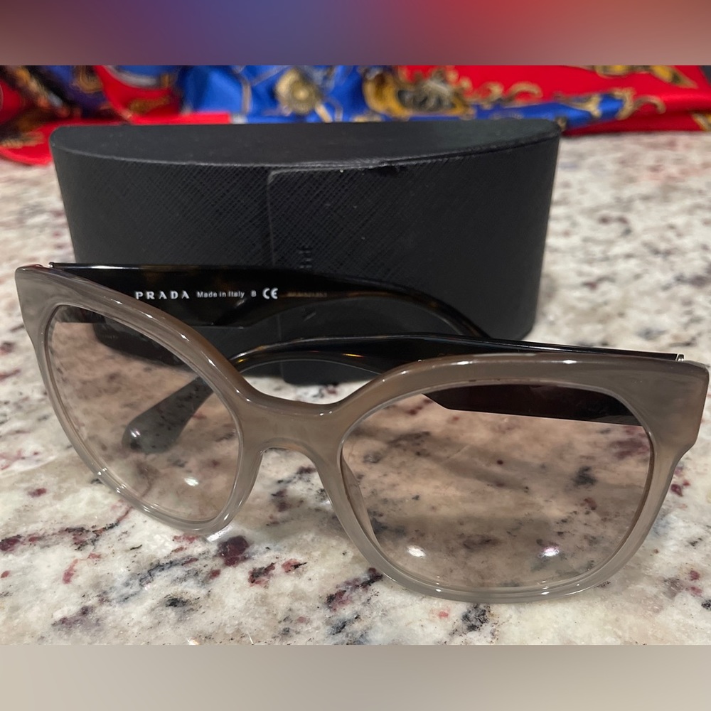 Prada, sunglasses. WITH CASE Made in Italy SPR 10R 57▪️19  UBJ- 1L0 140 1N